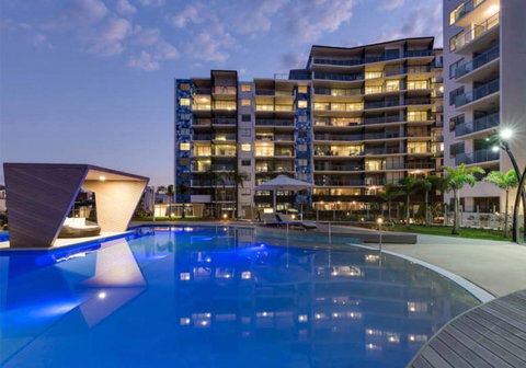 Art-Inspired, Designer APT In The Vibrant Area - Accommodation Mermaid Beach 2