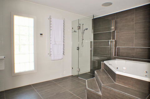LUXURIOUS Couples Escape, SPA BATH, Netflix, NBN - Accommodation Mermaid Beach 2