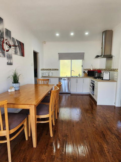 LUXURIOUS Couples Escape, SPA BATH, Netflix, NBN - Accommodation Mermaid Beach 3