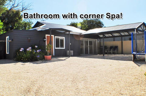 LUXURIOUS Couples Escape, SPA BATH, Netflix, NBN - Accommodation Mermaid Beach 0