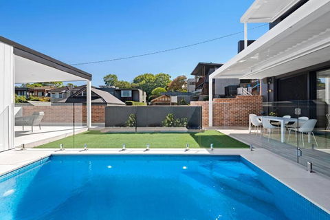 Luxury NEW 5BDRM Oasis With Heated Pool - Accommodation Mermaid Beach 0