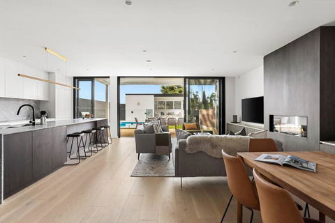 Luxury NEW 5BDRM Oasis With Heated Pool - Accommodation Mermaid Beach 1