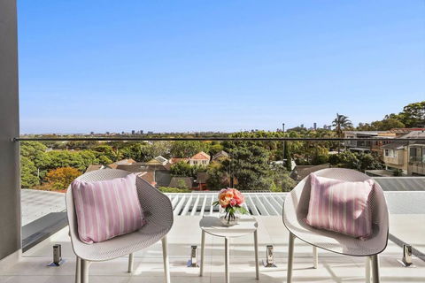 Luxury NEW 5BDRM Oasis With Heated Pool - Accommodation Mermaid Beach 2