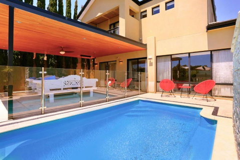 LUXURY VILLA W POOL & SPAS - Accommodation Mermaid Beach 0