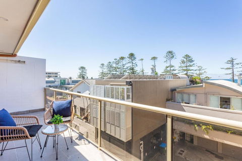 MadeComfy Trendy Apartment On Dee Why Beach - Accommodation Mermaid Beach 1