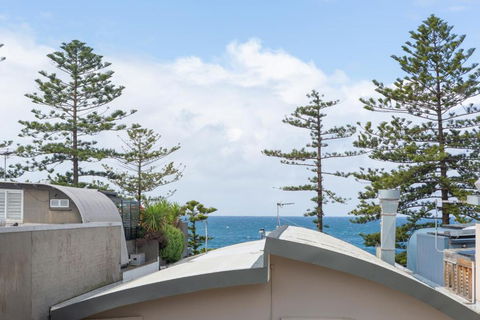 MadeComfy Trendy Apartment On Dee Why Beach - Accommodation Mermaid Beach 2