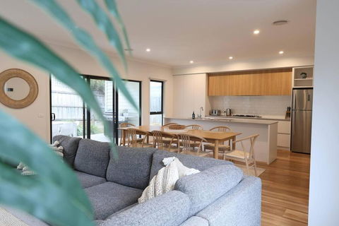 Madeley Family Getaway- Sleeping 8, Central, Aircon, Close To Shops, Beach, Parks, Spacious - Accommodation Mermaid Beach 0