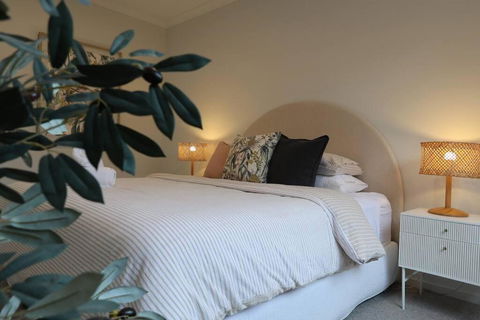 Madeley Family Getaway- Sleeping 8, Central, Aircon, Close To Shops, Beach, Parks, Spacious - Accommodation Mermaid Beach 1