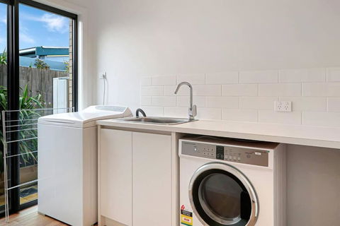 Madeley Family Getaway- Sleeping 8, Central, Aircon, Close To Shops, Beach, Parks, Spacious - Accommodation Mermaid Beach 3