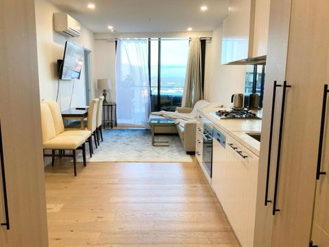 M-city Shopping Center Apartment - Executive Twin King Ensuites - Fully Equipped - Free Parking, Fast Wifi, Smart TV, Netflix, Complementary Drinks & Amenities - Clayton 3168 - Accommodation Mermaid Beach 1