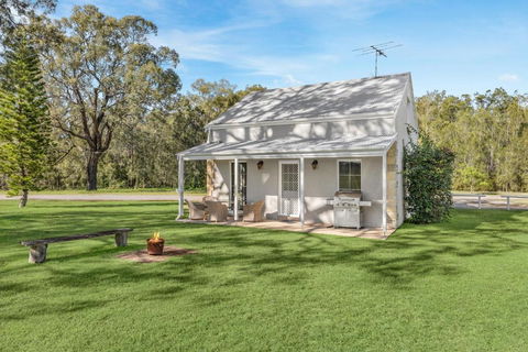 Madigan Cottages - Settlers Cottage - Accommodation Mermaid Beach 1