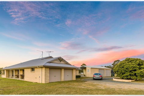 Madigan Cottages - The Homestead - Accommodation Mermaid Beach 1