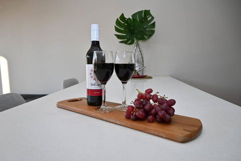 Mawson Red - Free Pool Access -Onsite Parking-Netflix-5 Mins To Mawson Interchange - Accommodation Mermaid Beach 0