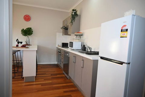 Mawson Red - Free Pool Access -Onsite Parking-Netflix-5 Mins To Mawson Interchange - Accommodation Mermaid Beach 1