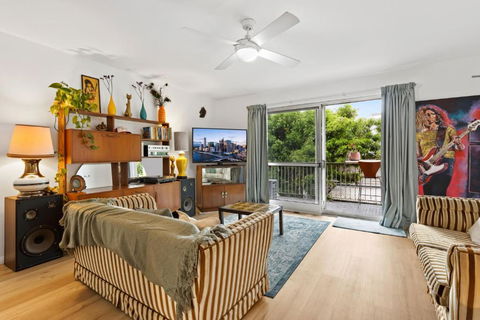 Mid-Century Morningside 2-Bed Apartment - Accommodation Mermaid Beach 0