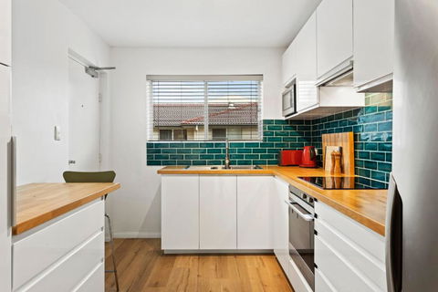 Mid-Century Morningside 2-Bed Apartment - Accommodation Mermaid Beach 1