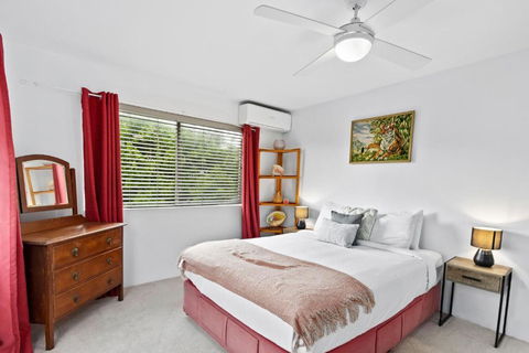 Mid-Century Morningside 2-Bed Apartment - Accommodation Mermaid Beach 2