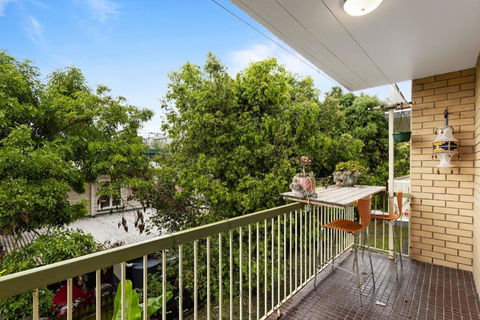 Mid-Century Morningside 2-Bed Apartment - Accommodation Mermaid Beach 3