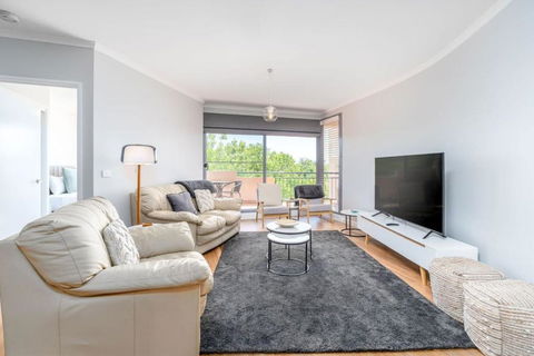 Modern And Homely 2BR Burke Crescent Apartment - Accommodation Mermaid Beach 0