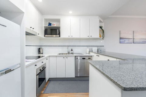 Modern And Homely 2BR Burke Crescent Apartment - Accommodation Mermaid Beach 3