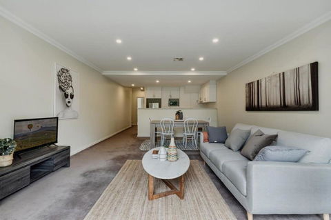 Modern Apartment In The Heart Of Canberra - Accommodation Mermaid Beach 2