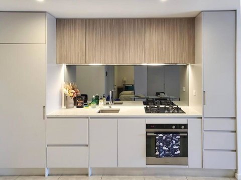 Modern Elegance: 2 Bedroom Oasis W/ Free Parking - Accommodation Mermaid Beach 1