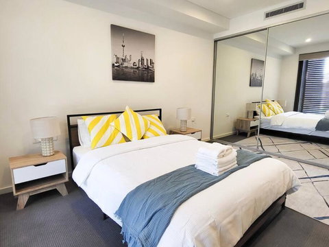 Modern Elegance: 2 Bedroom Oasis W/ Free Parking - Accommodation Mermaid Beach 0