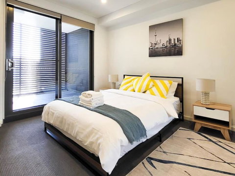 Modern Elegance: 2 Bedroom Oasis W/ Free Parking - Accommodation Mermaid Beach 2