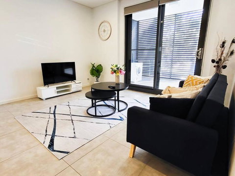 Modern Elegance: 2 Bedroom Oasis W/ Free Parking - Accommodation Mermaid Beach 3