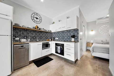 Modern Luxury Studio Apartment - Accommodation Mermaid Beach 0