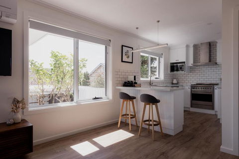Modern Refurbished Unit In Charming Bellerive - Accommodation Mermaid Beach 0