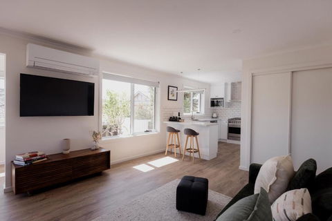 Modern Refurbished Unit In Charming Bellerive - Accommodation Mermaid Beach 2