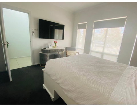 Modern Private Room With Ensuite - Accommodation Mermaid Beach 1