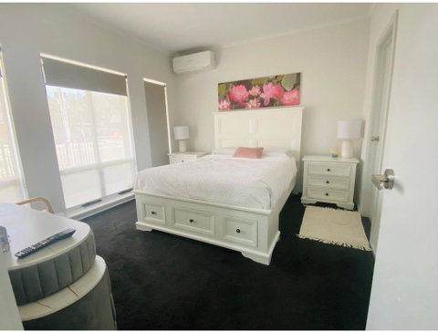 Modern Private Room With Ensuite - Accommodation Mermaid Beach 0