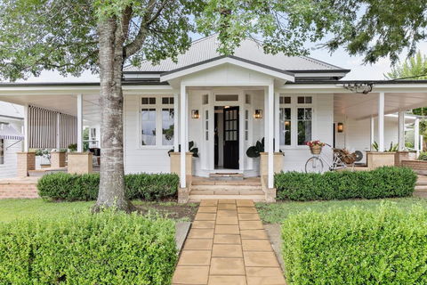 Narraweema Guesthouse - Historic Luxury BnB Retreat - Accommodation Mermaid Beach 1