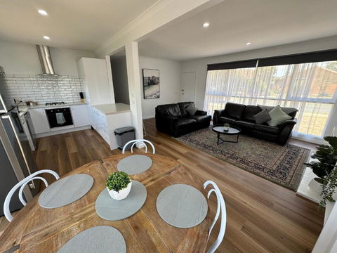 Nth Central 4BR Reno W WiFi - Accommodation Mermaid Beach 1