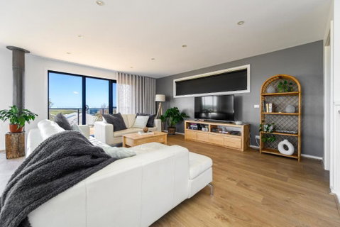 Ocean & Country Views, Spa, Pets Welcome, Fireplace - Your Ocean Oasis 10 Minutes To Phillip Island - Accommodation Mermaid Beach 3