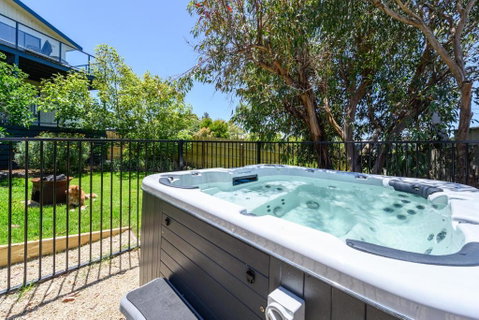 Ocean & Country Views, Spa, Pets Welcome, Fireplace - Your Ocean Oasis 10 Minutes To Phillip Island - Accommodation Mermaid Beach 0