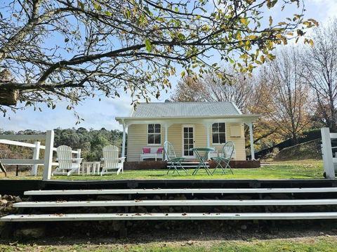 Old Oak Tree Cottage - Accommodation Mermaid Beach 0
