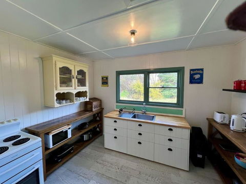 Old Oak Tree Cottage - Accommodation Mermaid Beach 3