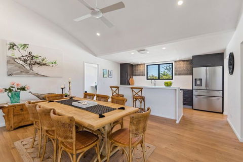 PACIFIC Stunning Coastal Home The Perfect Family Getaway - Accommodation Mermaid Beach 3