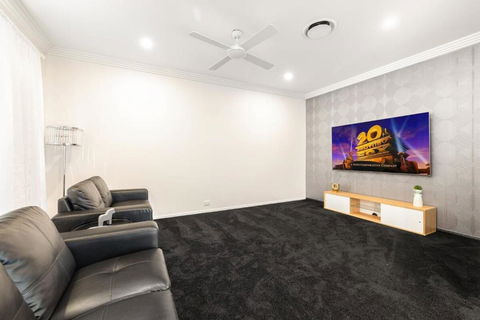 Pool Sauna Cinema Office Room 4BR Spacious House - Accommodation Mermaid Beach 1