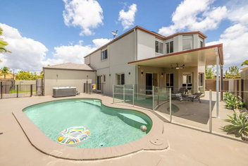 Pool Sauna Cinema Office Room 4BR Spacious House with Accommodation Mermaid Beach