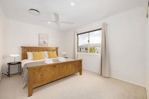 Pool Sauna Cinema Office Room 4BR Spacious House - Accommodation Mermaid Beach 3