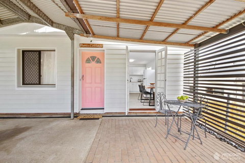 Poppies Cottage - Cooee Bay Beachside Retreat - Accommodation Mermaid Beach 3