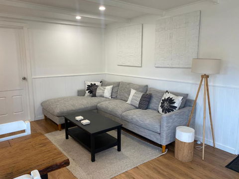 Pet Friendly Cozy Cabin - Accommodation Mermaid Beach 2