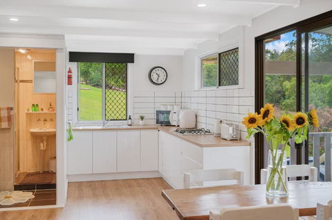 Pet Friendly Cozy Cabin - Accommodation Mermaid Beach 3