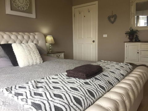 Private Bedroom In Modern Farm Homestead - Accommodation Mermaid Beach 0