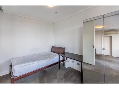 Private Room With Shared Washroom Only In 3bhk Apartment - Accommodation Mermaid Beach 1