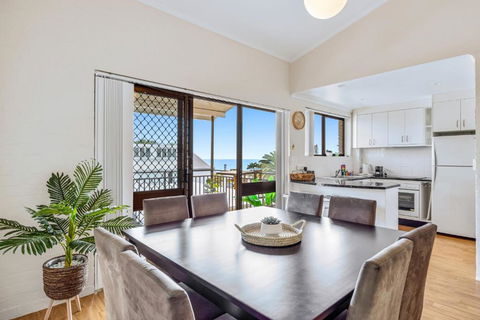Quaint 2-Bed Beach Abode With Ocean Views - Accommodation Mermaid Beach 0